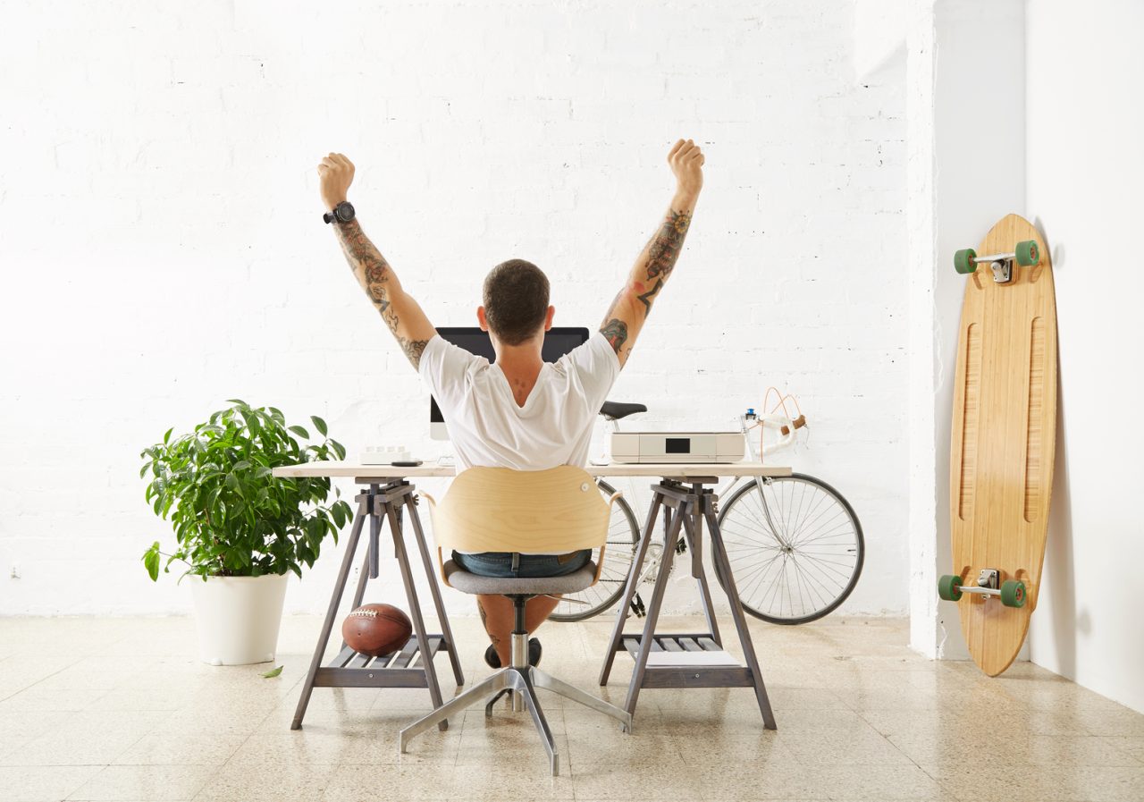 Freelancer w domowej pracowni z rowerem i deskorolką w tle: rozliczenia freelancerów