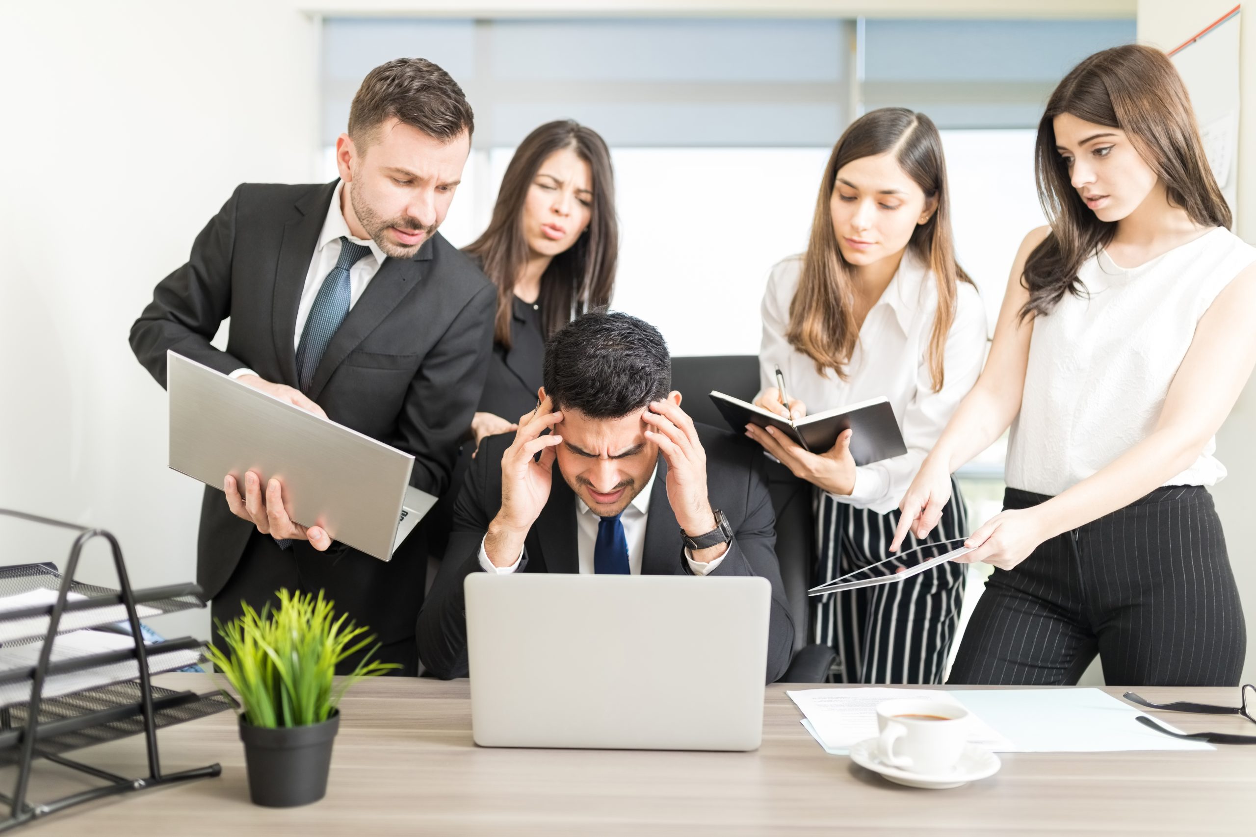 Przedsiębiorca przytłoczony stertą segregatorów przy biurku: kary i sankcje KSeF 2026