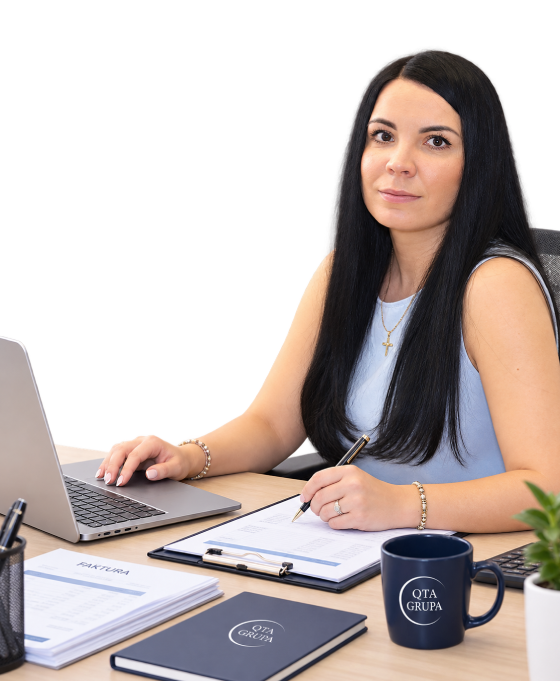 Księgowa QTA Grupa księgująca dokumenty w programie finansowo-księgowym