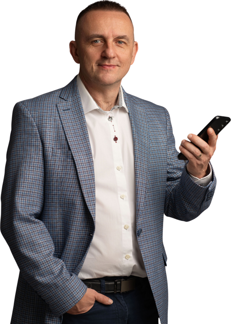 Marcin Kuta, prezes QTA Grupa, z telefonem w ręku