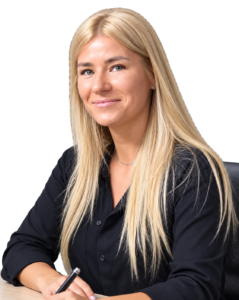 Lena Aliyeva, opiekun klienta QTA Grupa, rozmawia przez telefon
